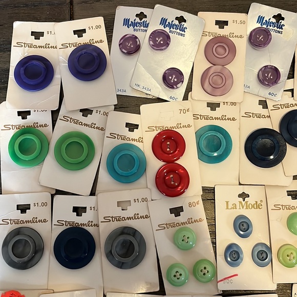 Vintage lot of assorted Buttons of 37 cards - Picture 2 of 8